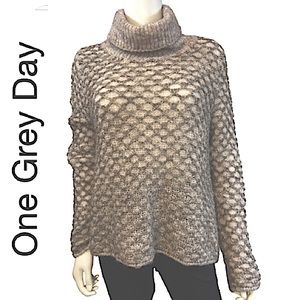 ONE GREY DAY. REVOLVE. EUC. Gorgeous cozy cream & beige cowl neck knit sweater.S
